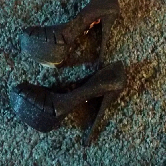 Black heels - Picture 2 of 4